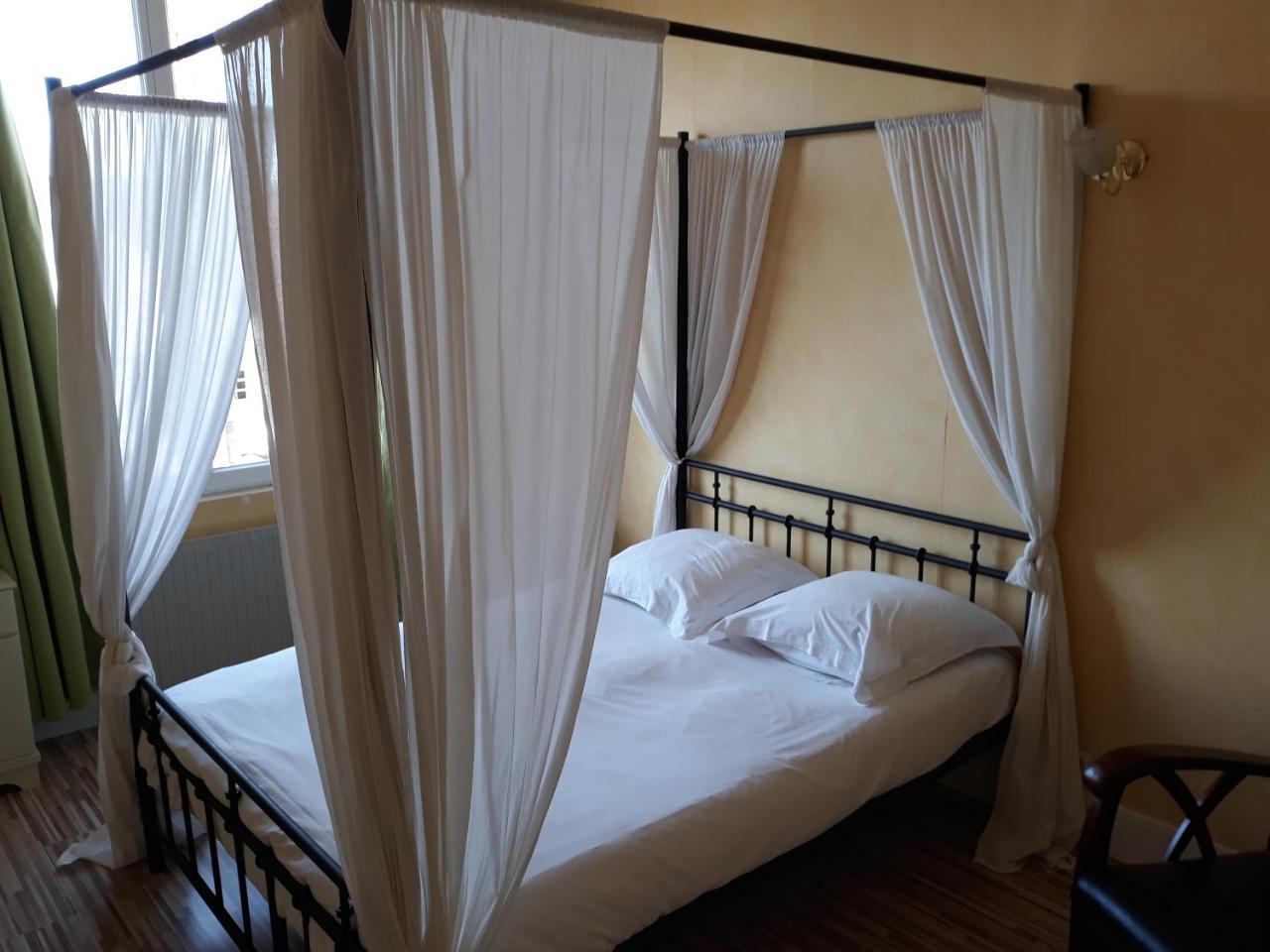Hotel De La Gare Sainte-Gauburge-Sainte-Colombe Екстер'єр фото